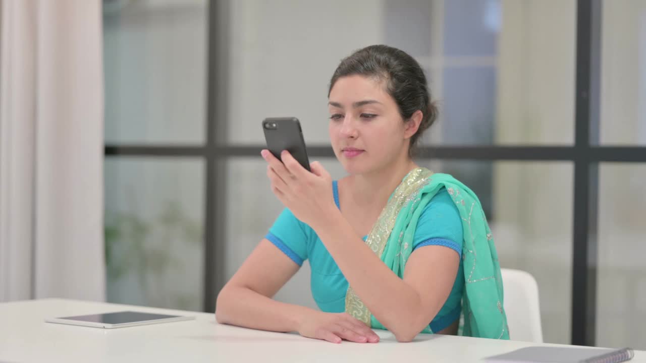 印度女性在办公室打电话视频素材