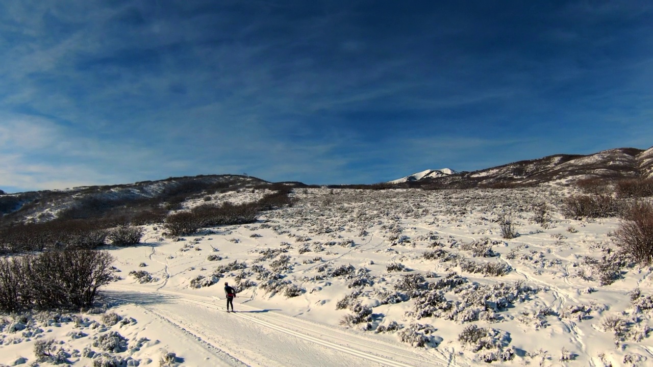 空中向前拍摄的人滑雪雪景在冬季-士兵空心，犹他州视频下载