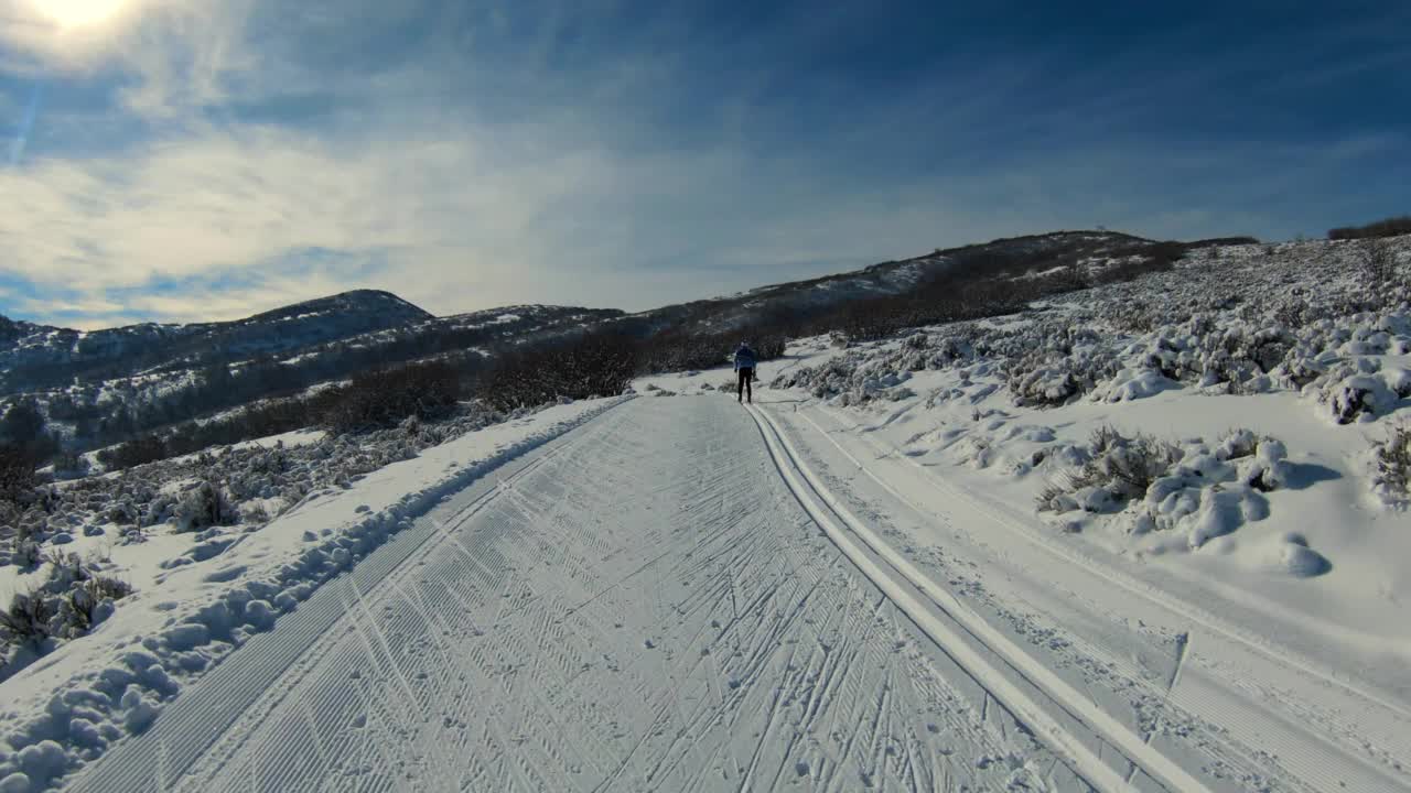 空中向前拍摄的人在雪山滑雪度假-士兵空心，犹他州视频下载