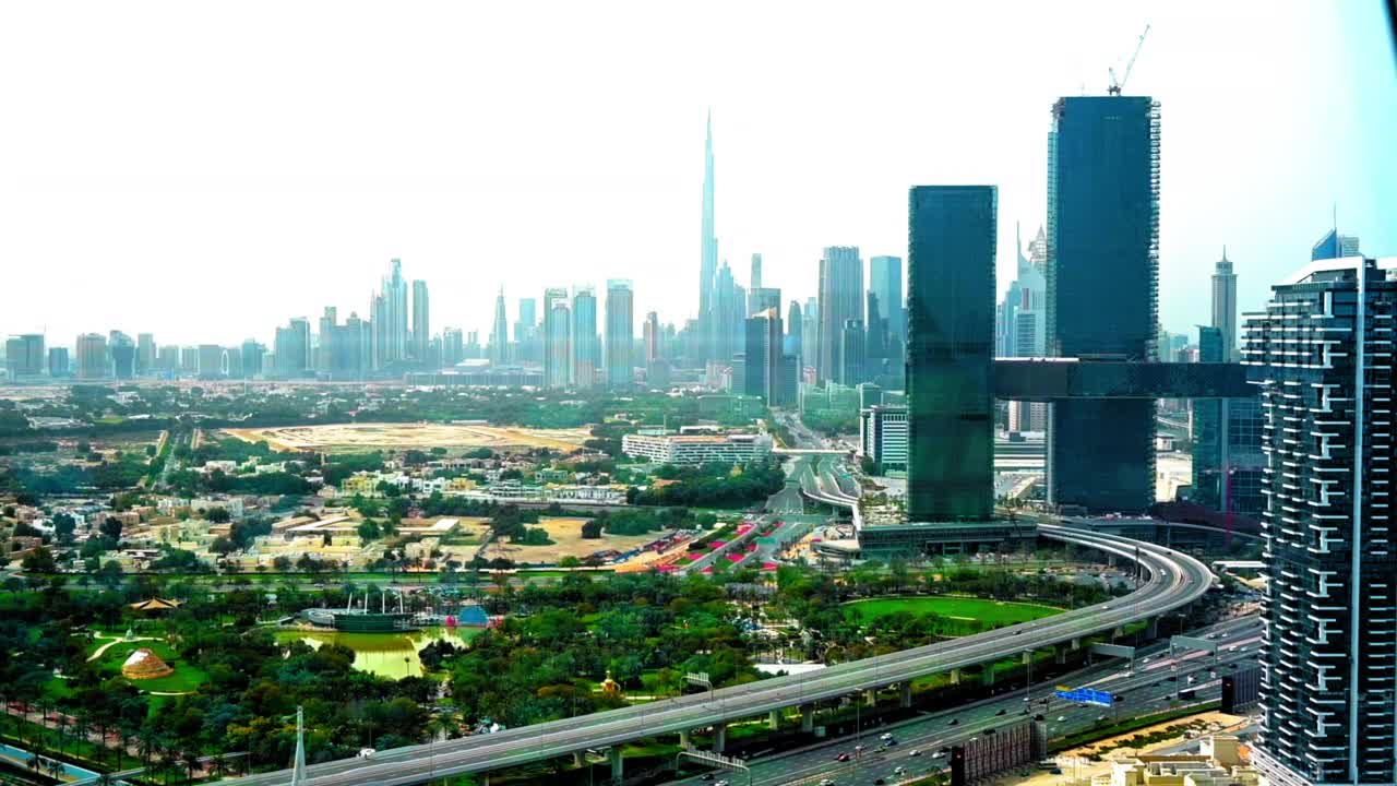 在晴朗的天空下，摩天大楼在城市的现代建筑中拍摄-迪拜，阿拉伯联合酋长国视频素材