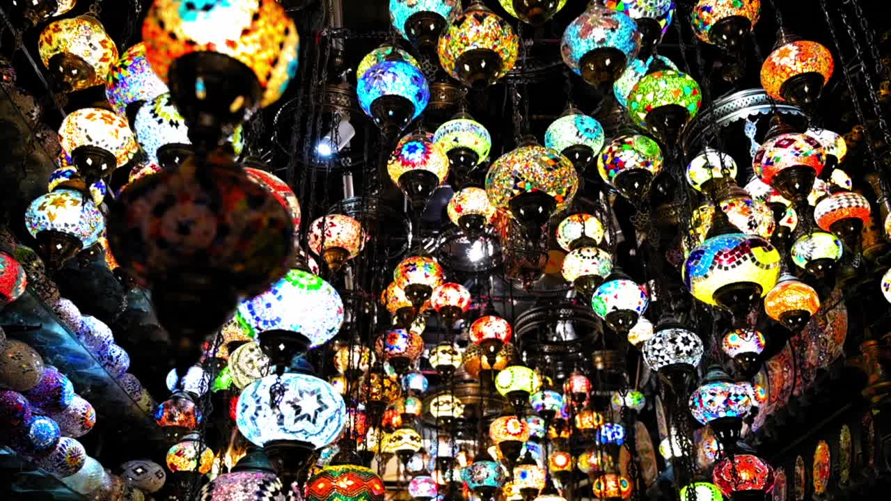 低角度的照明灯笼在商店-迪拜，阿拉伯联合酋长国视频下载