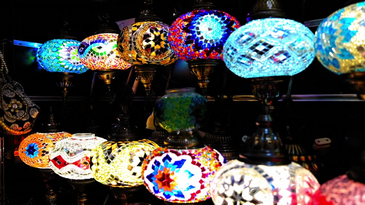 多颜色安排在礼品店在市场-迪拜，阿拉伯联合酋长国视频下载
