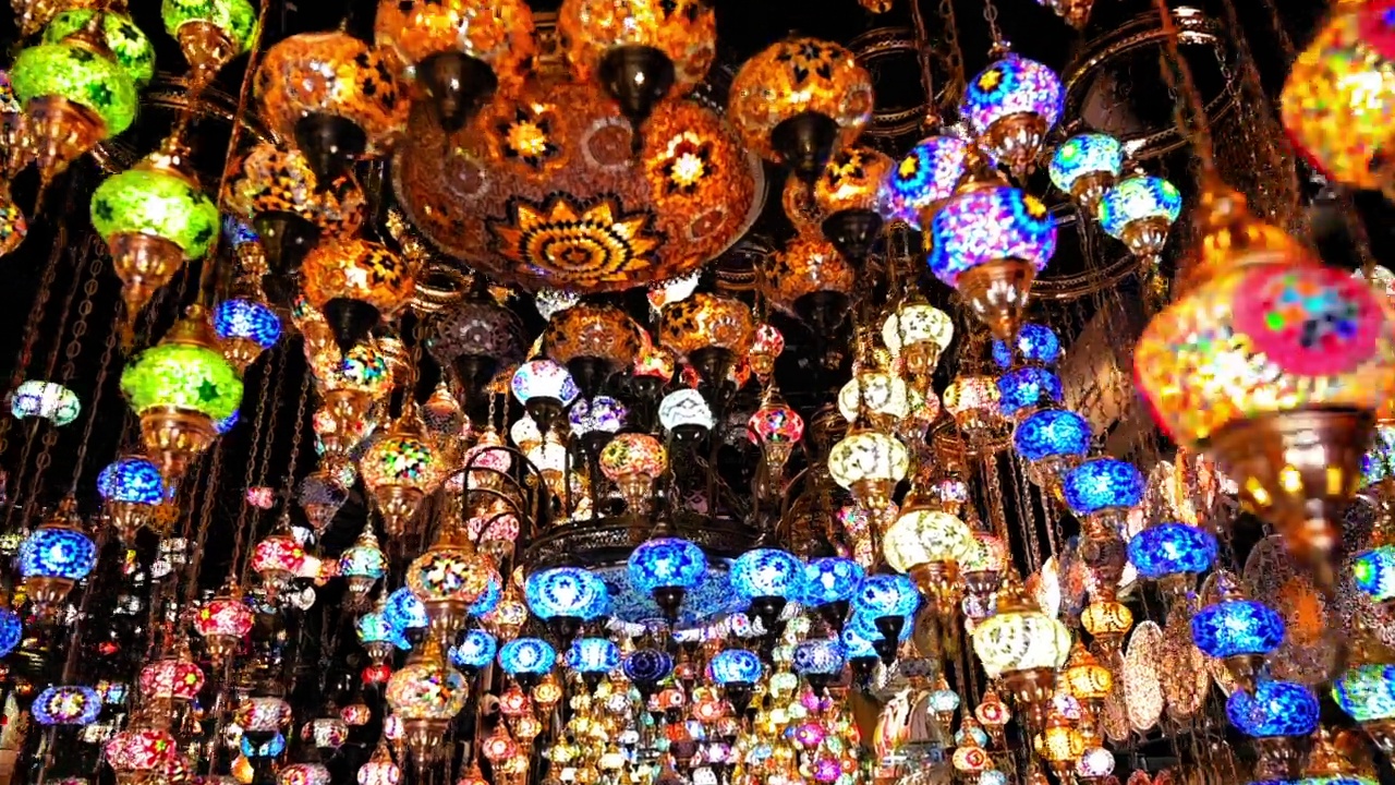 低角度的古董阿拉伯灯笼挂在礼品店-迪拜，阿拉伯联合酋长国视频下载