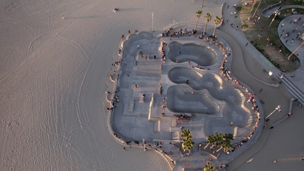 空中平移拍摄的人们在海滩上滑冰公园-威尼斯，佛罗里达视频下载