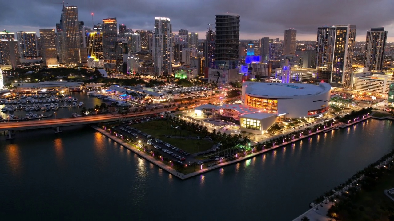 空中时间倒转拍摄的Ftx竞技场在照明城市-迈阿密，佛罗里达州视频下载
