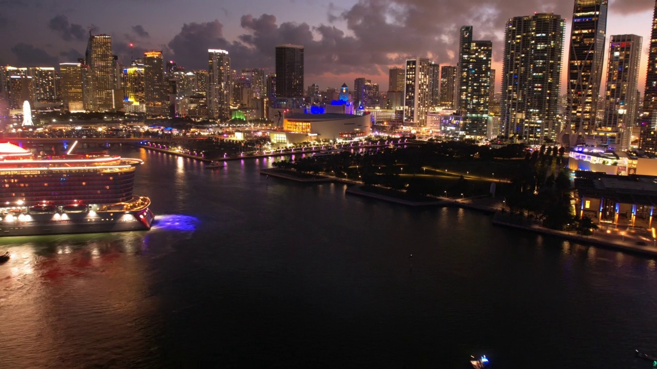 在城市中照明的现代建筑的航空延时拍摄，无人机在晚上飞在海上-迈阿密，佛罗里达视频素材