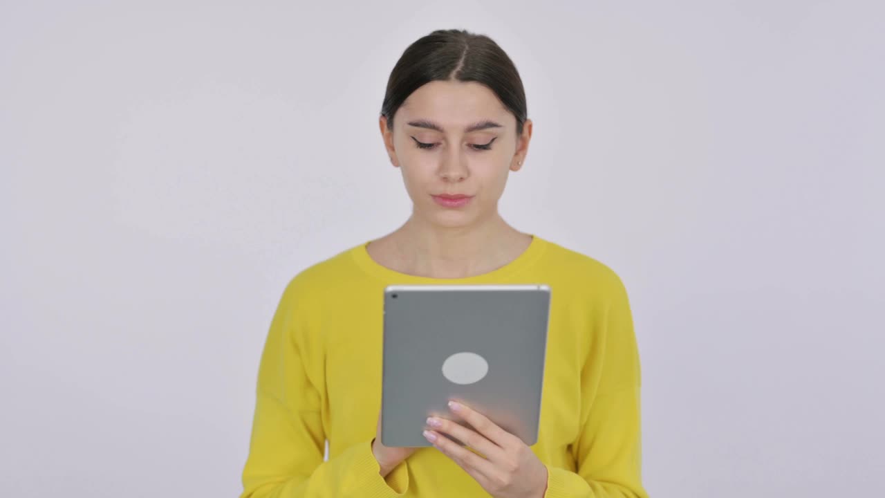西班牙女子在平板电脑上的白底视频通话视频素材
