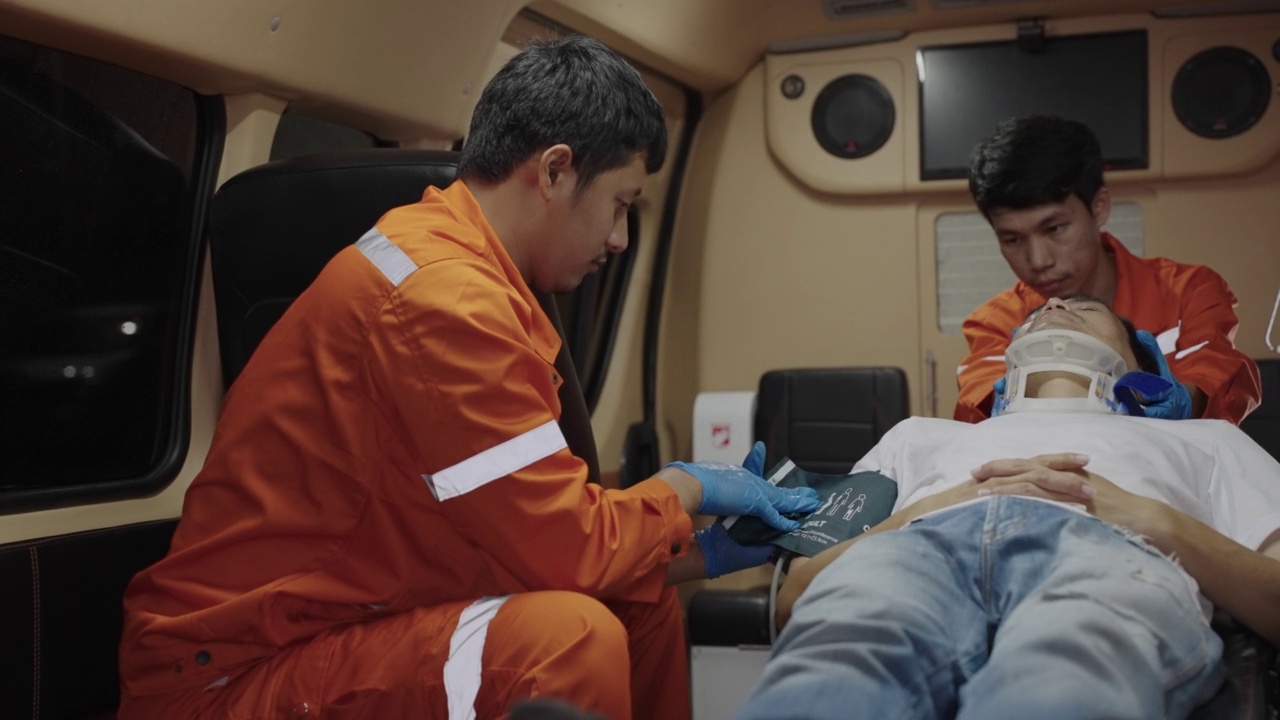 急救人员在救护车上用压力表帮助抢救癫痫患者。视频下载