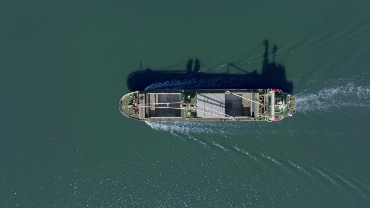 在潮汐海水上运行的散货船，鸟瞰图视频素材