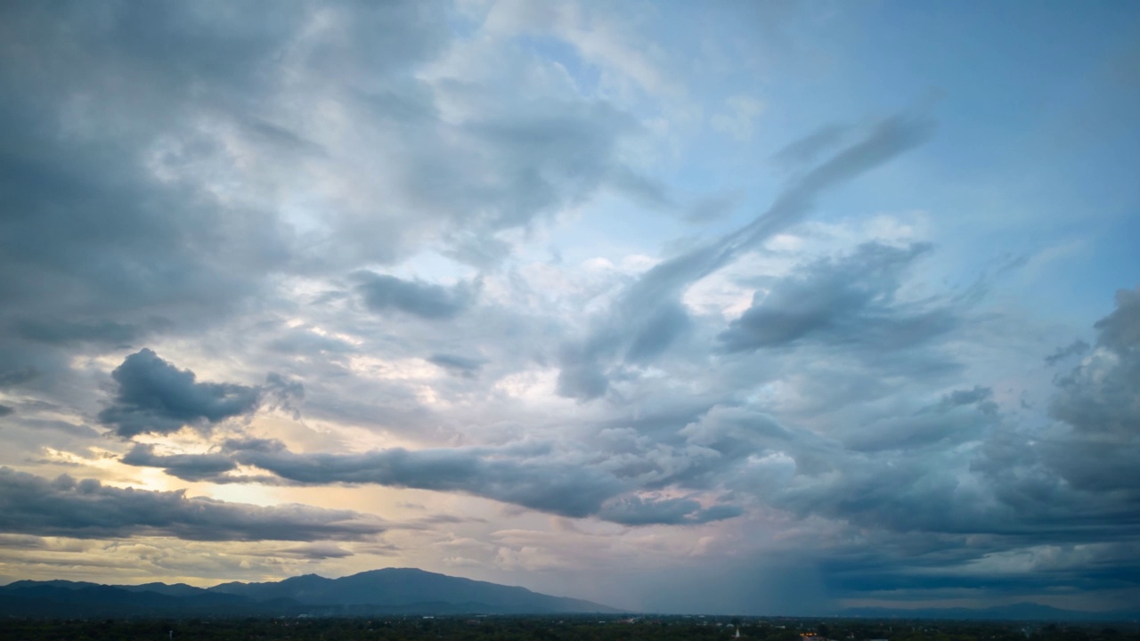戏剧性的多云雨季，抽象的天空背景。视频素材