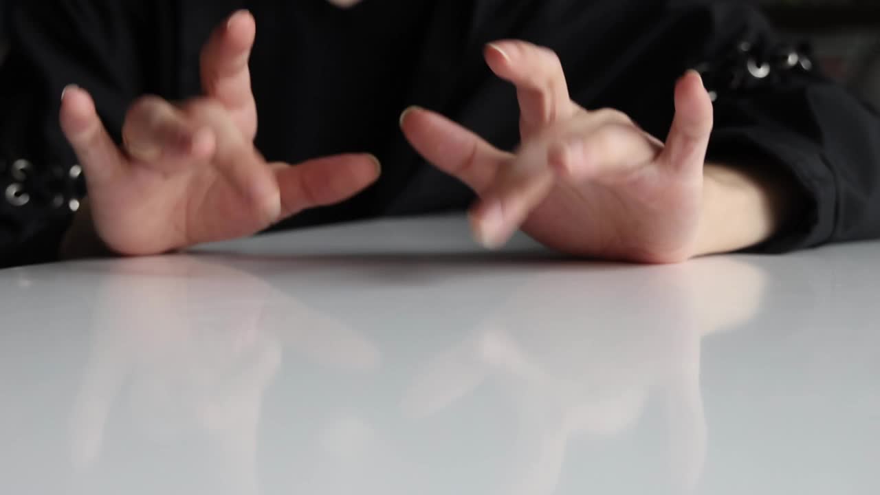 手指放在桌子上视频下载