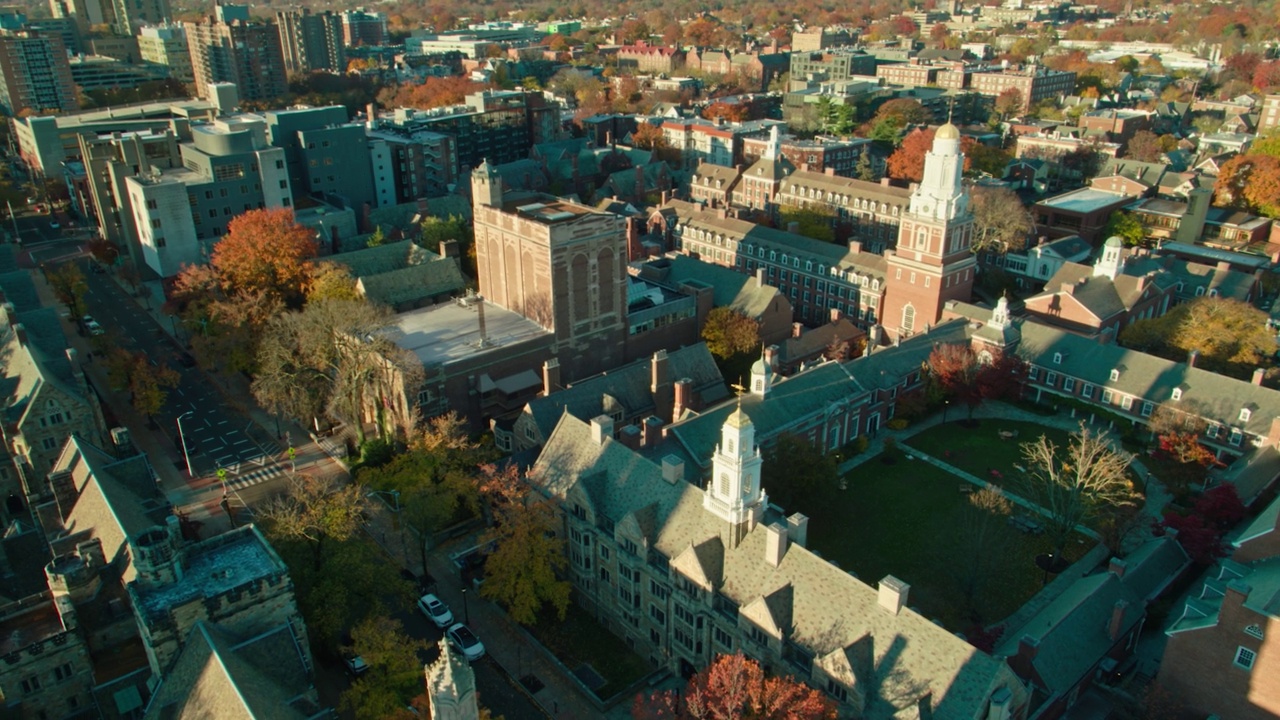 从空中俯瞰康涅狄格州纽黑文的耶鲁大学校园视频素材