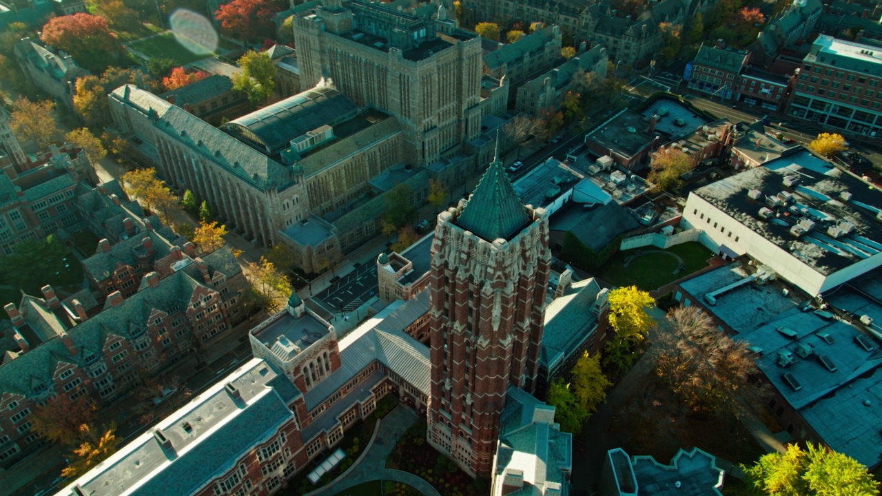 无人机在康涅狄格州纽黑文耶鲁大学上空飞行视频素材