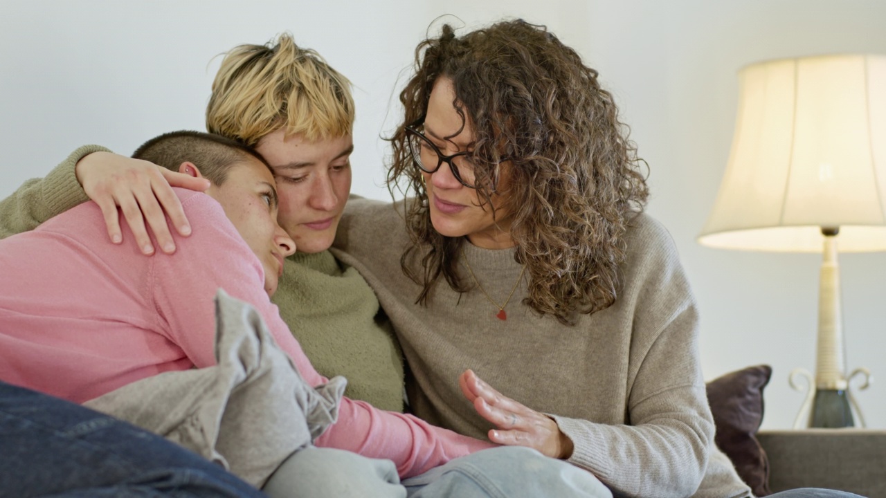 两个女儿和她们的母亲分享着失去亲密家庭成员的悲伤消息视频素材