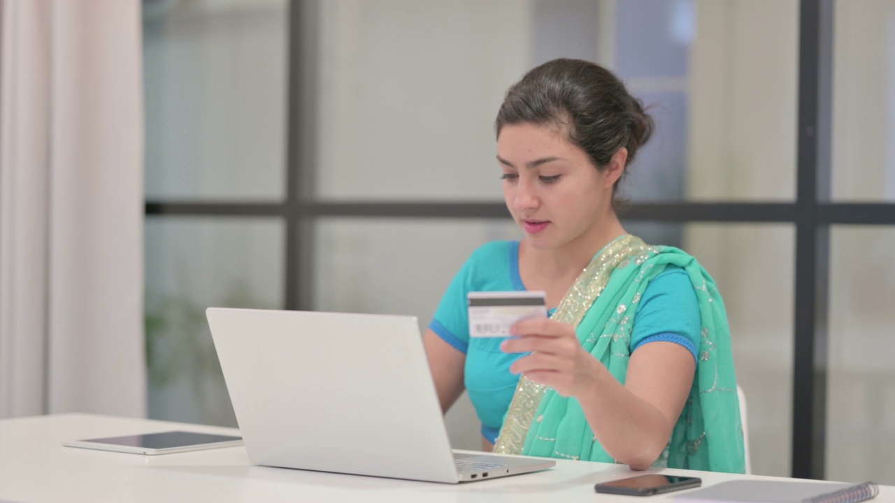 印度一女子在笔记本电脑上成功在线支付视频素材