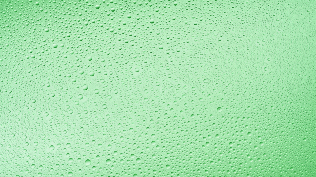 中型水滴吹离玻璃表面的绿色bg视频下载