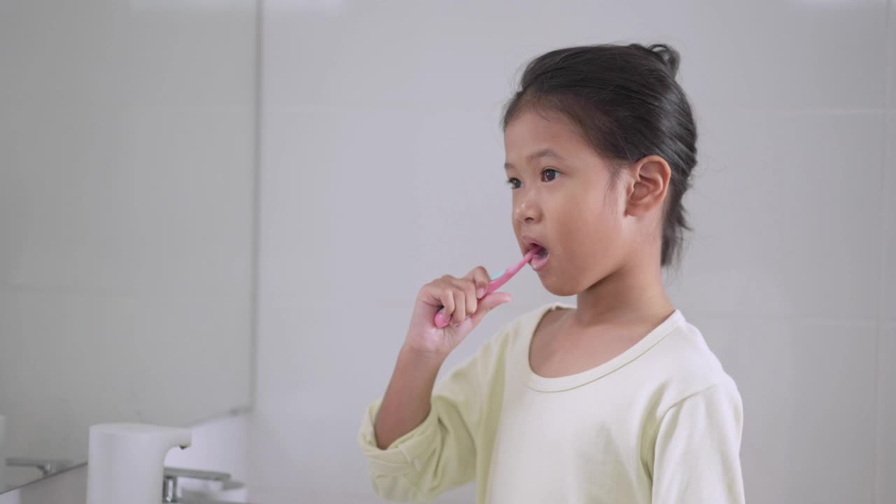 小女孩早上刷牙后醒来视频素材