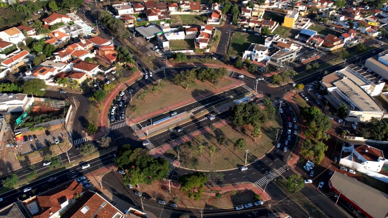 在Ribeirão Preto SP巴西，回旋处或Avenida教授João Fiúsa和Avenida Independência会议的无人机镜头。交通和车辆交通。一个美丽而又保存完好的城市和大都市。视频素材