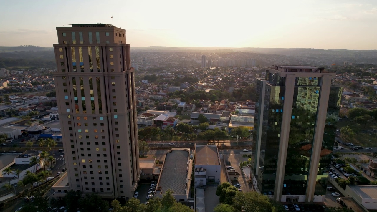 无人机拍摄的瓦加斯总统大道顶部Ribeirão Preto SP巴西。交通和车辆交通。下午晚些时候，在一个美丽的、保存完好的城市和大都会。视频素材
