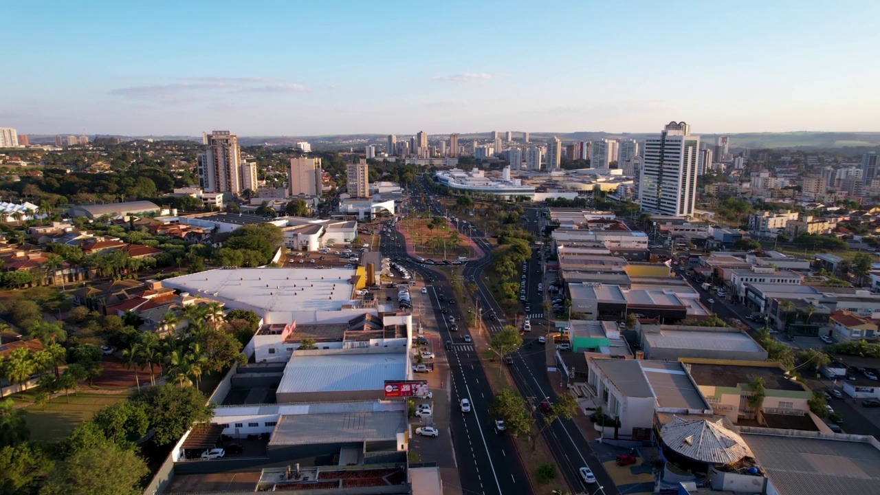 无人机拍摄的瓦加斯总统大道顶部Ribeirão Preto SP巴西。交通和车辆交通。下午晚些时候，在一个美丽的、保存完好的城市和大都会。视频素材