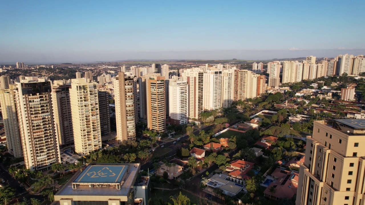 无人机拍摄于巴西城市Ribeirão Preto SP的Avenida João Fiúsa顶部。交通和车辆交通。一个美丽而又保存完好的城市和大都市。视频素材