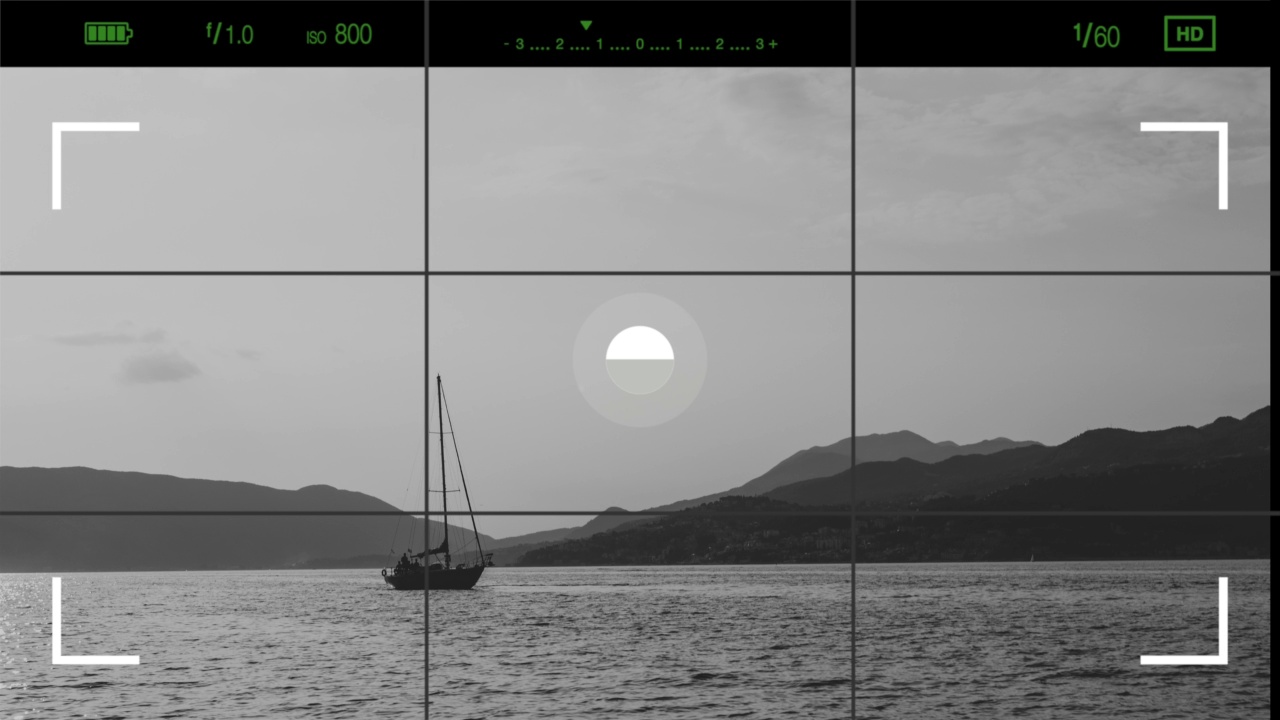 在黑山的科托尔湾的游艇上，透过照相机的一瞥视频下载