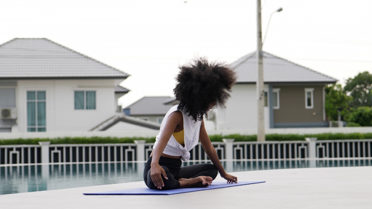 慢。非洲女性的瑜伽视频素材