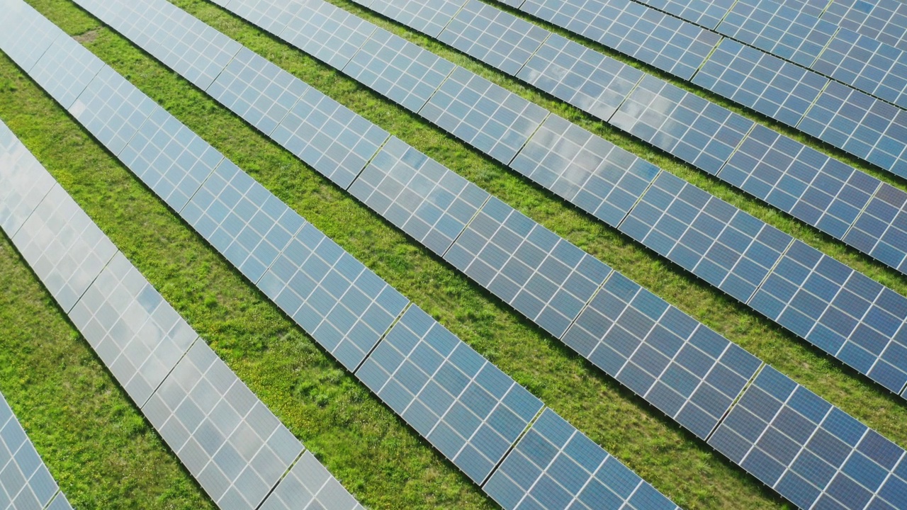太阳能电池板在发电厂生产绿色能源视频素材