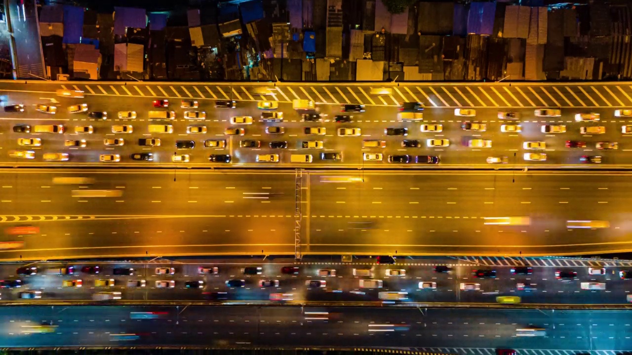 在夜间多条高速公路上的高峰时段交通鸟瞰图，高空拍摄视频素材