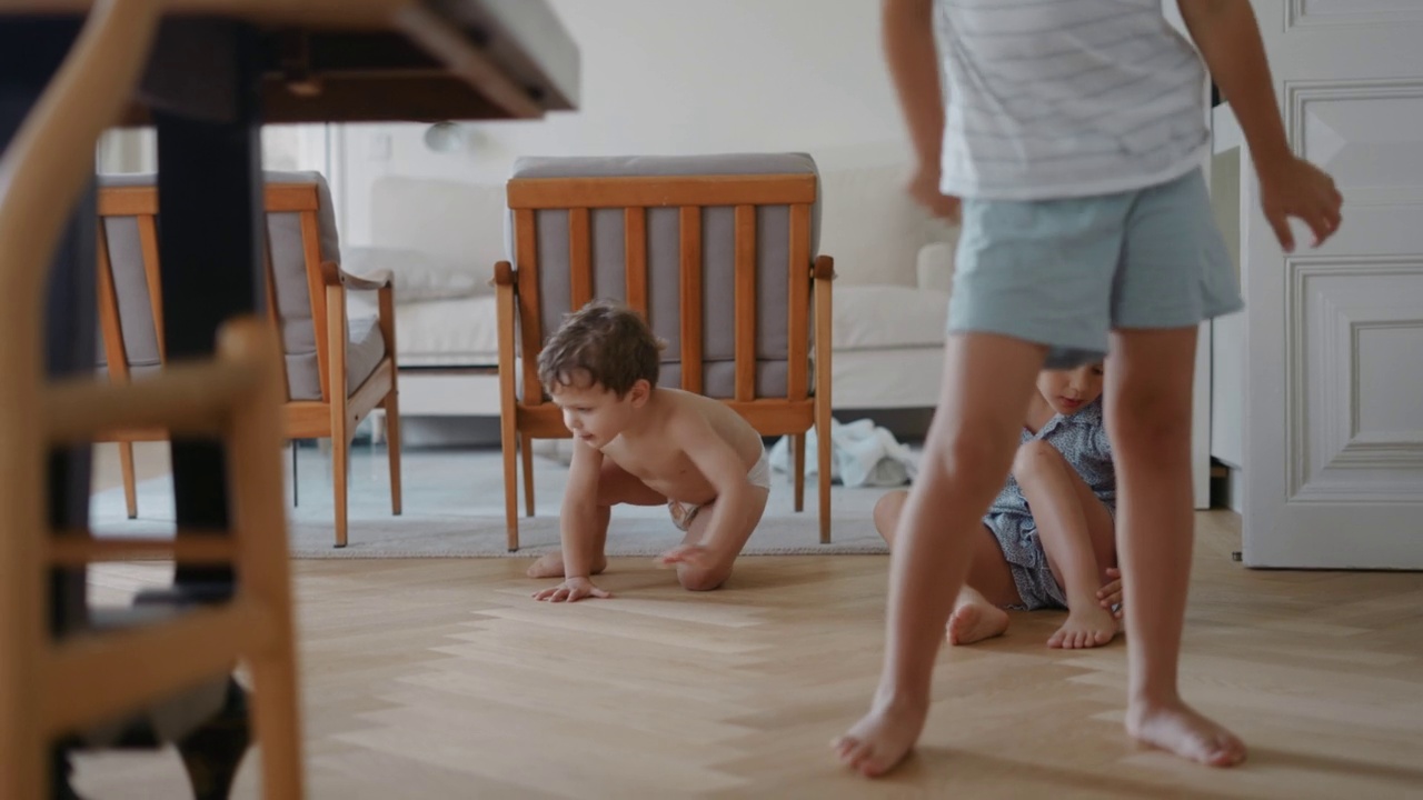男孩和蹒跚学步的孩子在家里跳舞视频素材