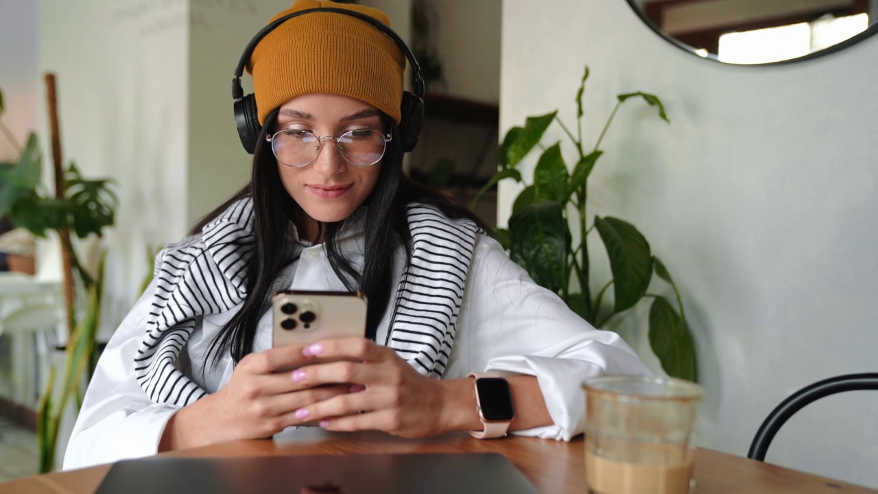 放松的女人在咖啡馆发短信视频素材