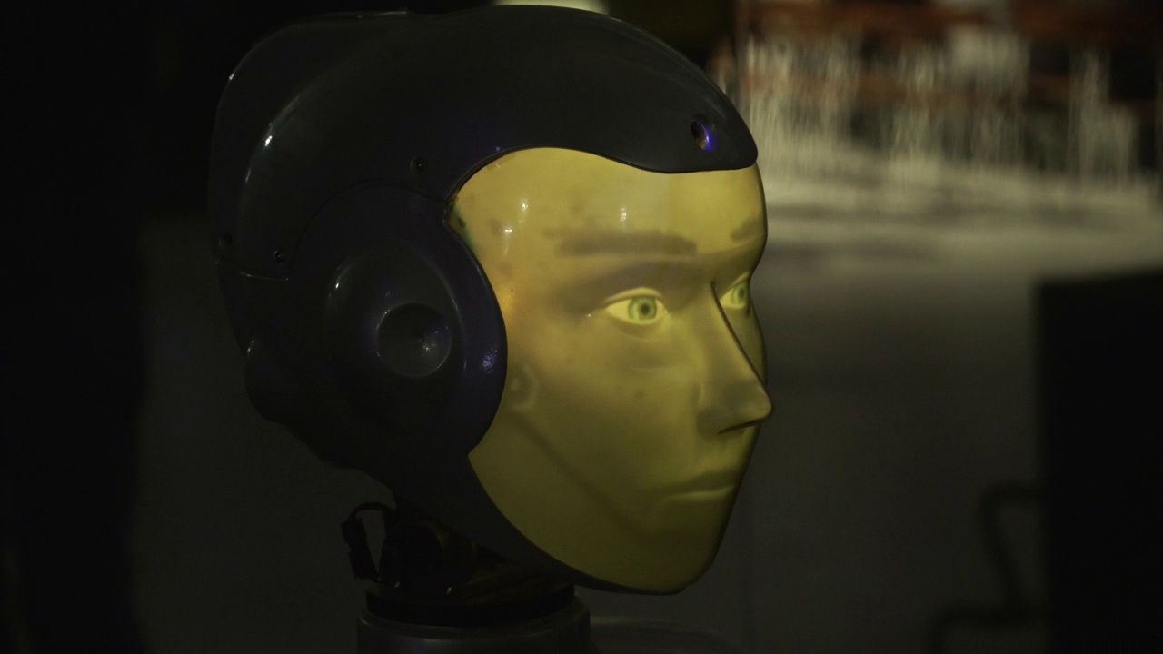 人工智能的概念和现代机器人技术。HDR。人形机器人头部的特写。视频素材