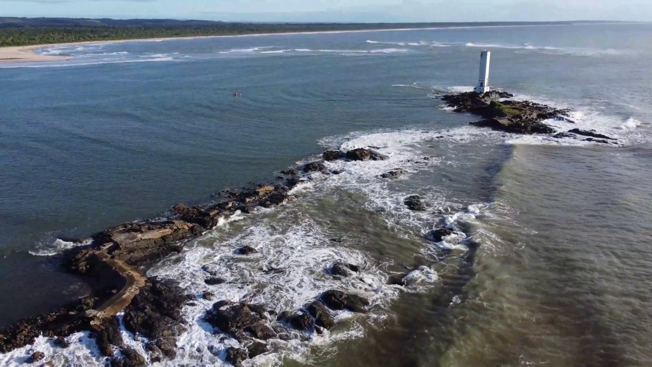 海上灯塔在美丽的海滩跨越河流- Itacaré，巴伊亚，巴西视频素材