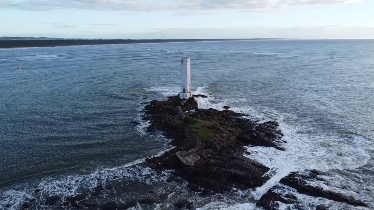 海上灯塔在美丽的海滩跨越河流- Itacaré，巴伊亚，巴西视频素材