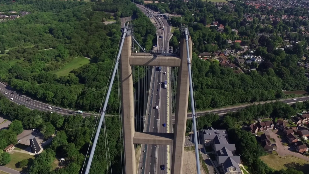 亨伯大桥上的交通鸟瞰图视频素材