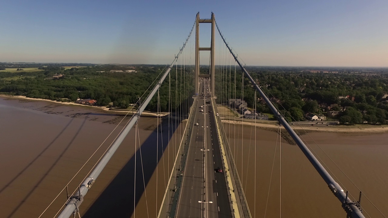 亨伯大桥上的交通鸟瞰图视频素材
