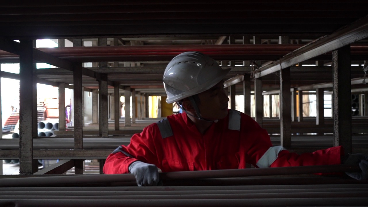 金属工业-在仓库中搬运球墨铸铁管的工人视频素材