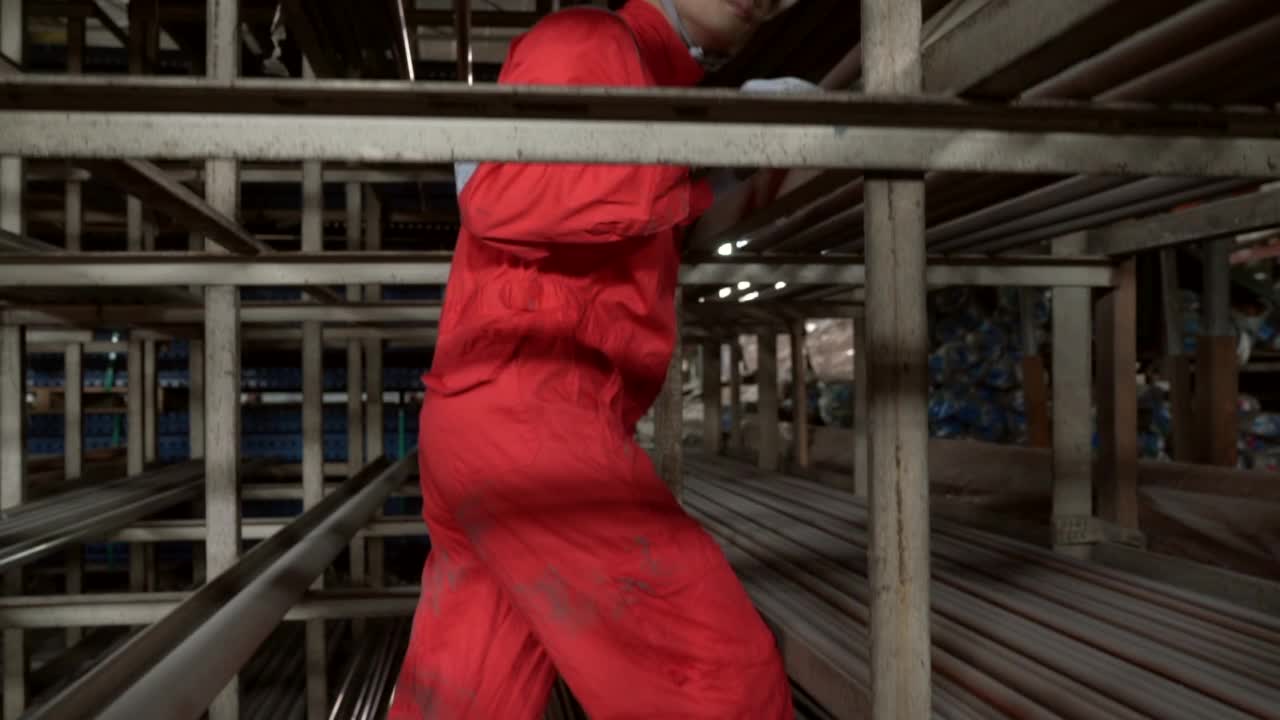 金属工业-在仓库中搬运球墨铸铁管的工人视频素材