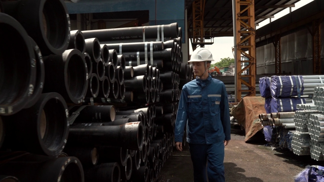 金属工业-质量控制工人检查球墨铸铁管视频素材