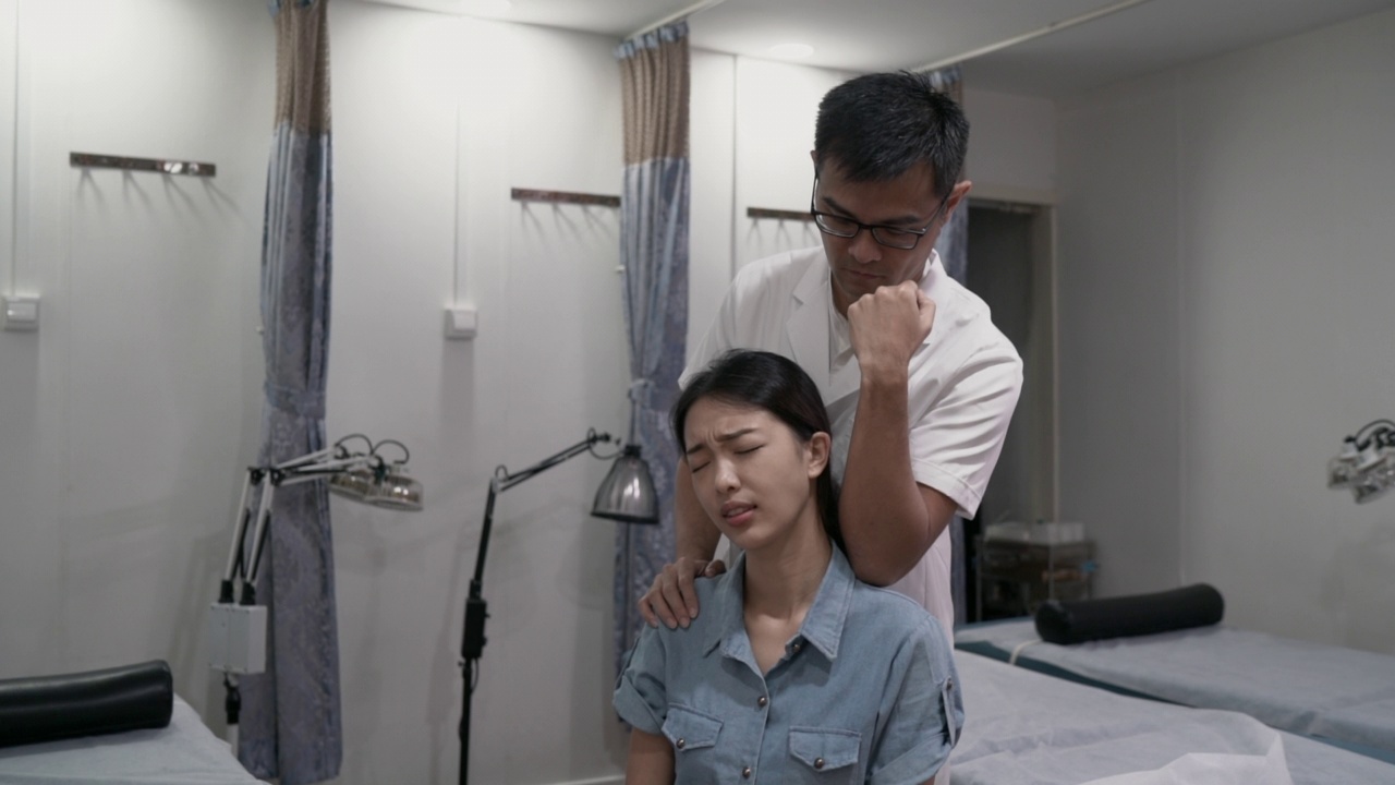中医疗法——一位中医按摩病人的肩膀以减轻她的疼痛视频素材