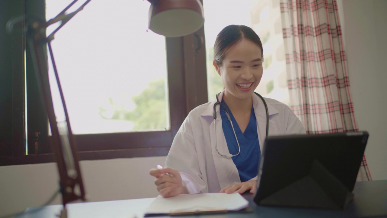 亚洲女医生在线建议患者。视频素材