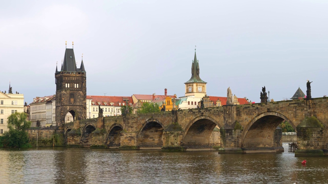 捷克布拉格的查尔斯桥。受欢迎的旅游景点。旅游和城市观光。地标、旅游指南和明信片视频素材