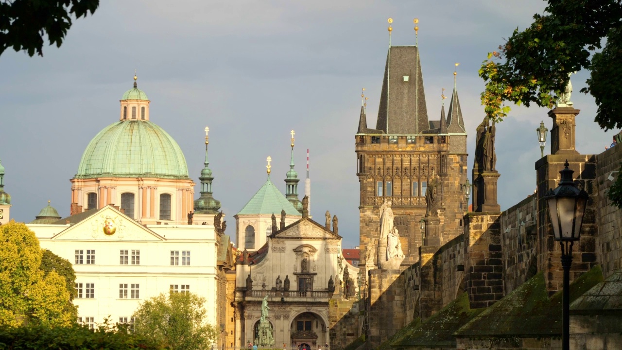 捷克布拉格的查尔斯桥。受欢迎的旅游景点。旅游和城市观光。地标、旅游指南和明信片视频素材