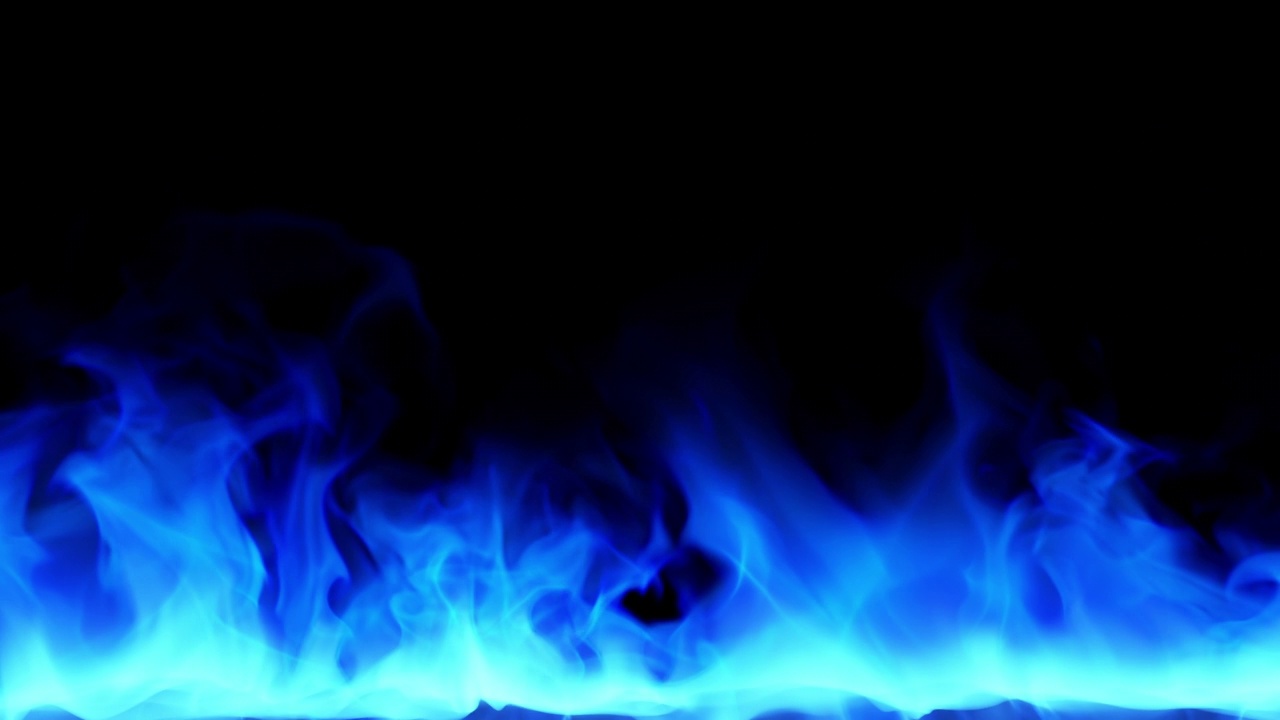 燃烧蓝色的火和火焰与复制空间，30秒循环视频素材