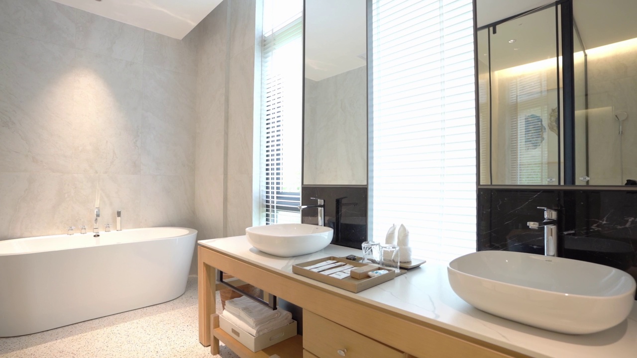 宽敞、明亮、干净的酒店浴室整体环境视频下载