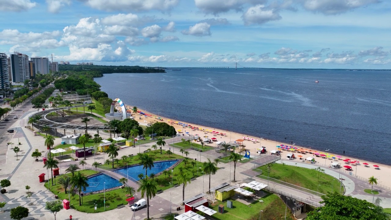 城市景观的玛瑙斯市中心北部地区的巴西河边亚马逊河和亚马逊丛林。视频下载