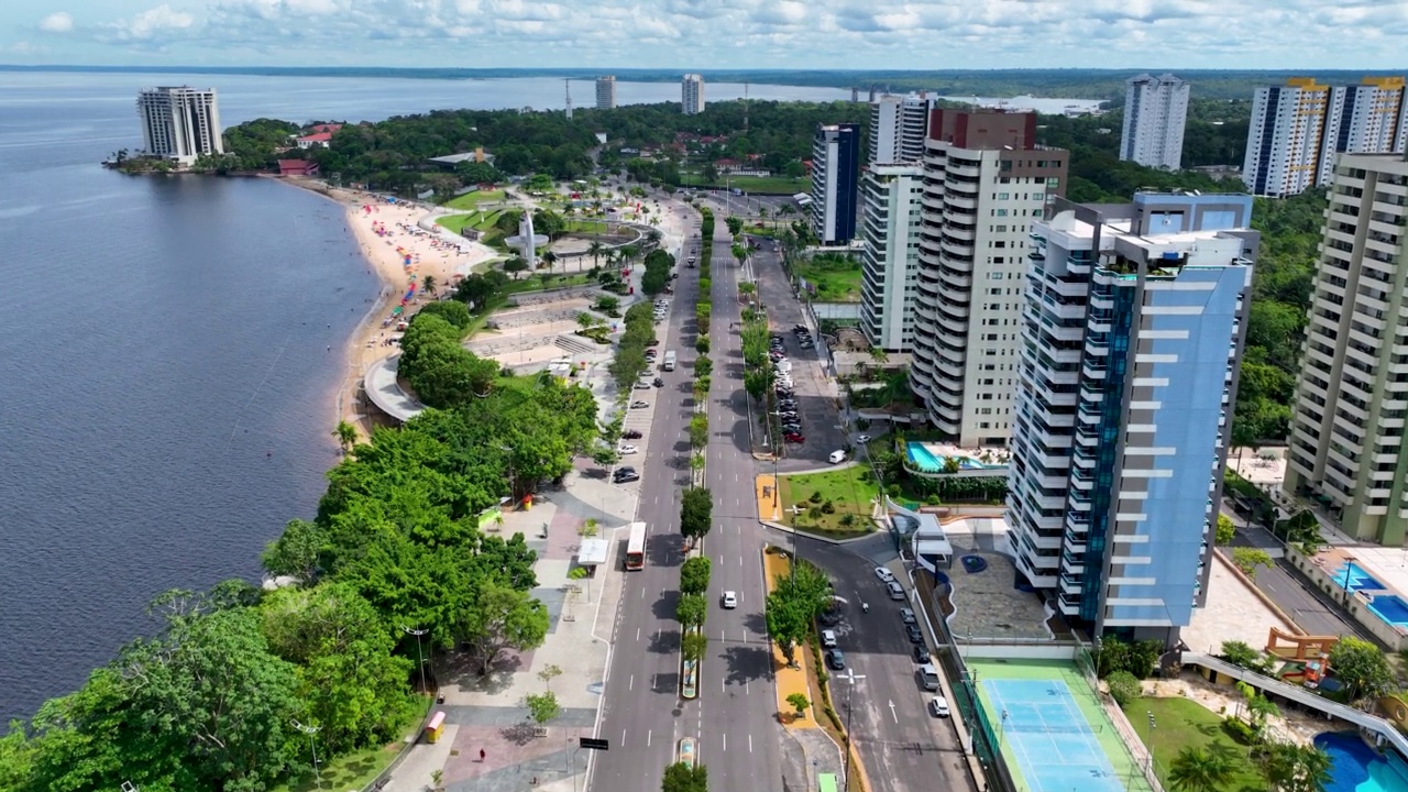 城市景观的玛瑙斯市中心北部地区的巴西河边亚马逊河和亚马逊丛林。视频下载