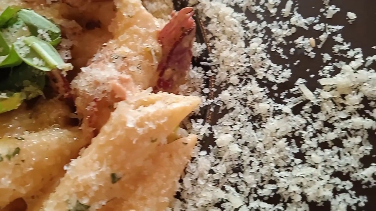 意大利面盘俯视图，樱桃番茄通心粉，沙拉和帕尔玛干酪。视频素材