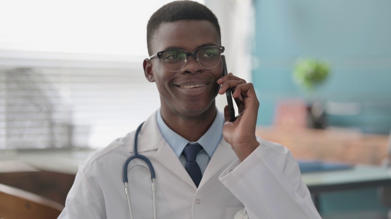 年轻的非洲医生在电话中交谈视频素材