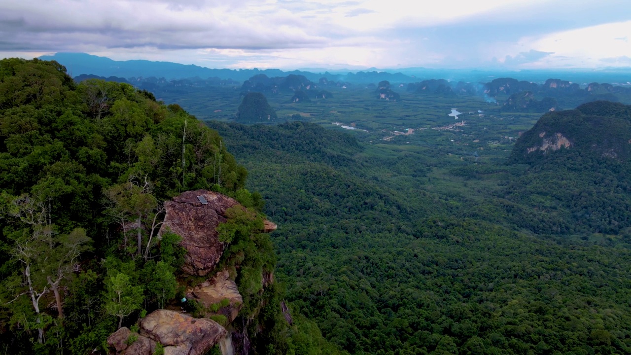 甲米山龙脊山，悬崖峭壁，景色优美。在泰国甲米考昂纳克自然教育径的龙冠或宽赛。视频素材